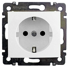 Розетка одноместная Valena скрытой установки с заземлением 16А белый 774420 Legrand