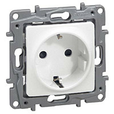 Розетка одноместная Etika с заземлением с заземлением со шторками 16А белый 672222 Legrand