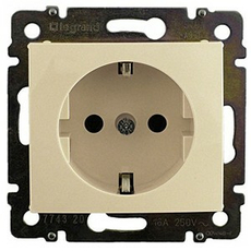 Розетка одноместная Valena скрытой установки с заземлением 16А бежевый 774320 Legrand