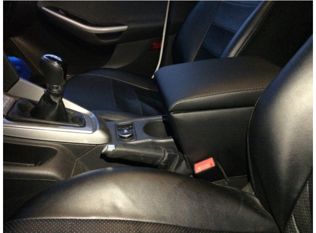 Подлокотник Ford FOCUS III с перфорированной вставкой