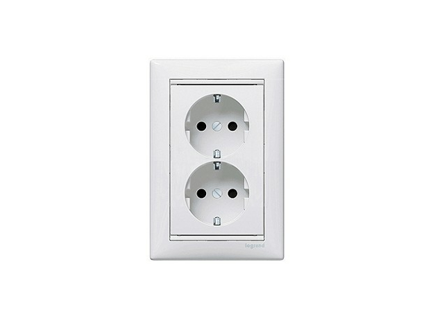 Розетка двухместная Valena скрытой установки с заземлением со шторками 16А в сборе белый 774400 Legrand