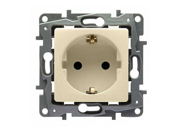 Розетка одноместная Etika с заземлением со шторками 16А бежевый 672322 Legrand