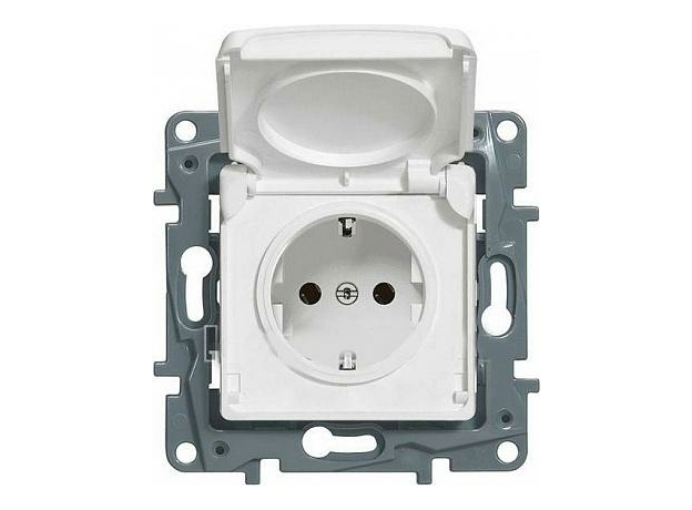 Розетка одноместная Etika IP44 с заземлением со шторками с крышкой 16А белый 672232 Legrand