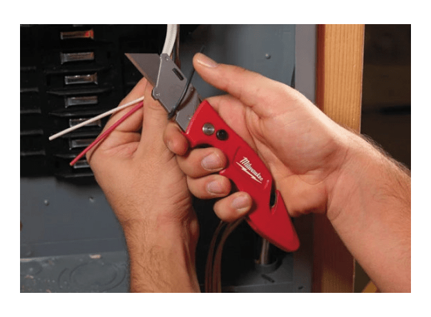 Нож многофункциональный складной с отсеком для хранения лезвий Milwaukee 4932471358