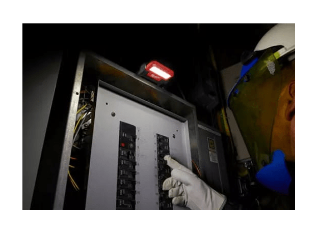 Фонарь аккумуляторный MILWAUKEE L4 FFL-201 USB